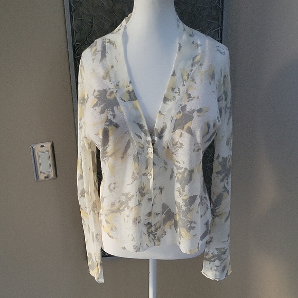 NIC+ZOE Sweaters - NIC+ZOE Lightweight L/S V-Neck Button-up Linen Blend Cardi